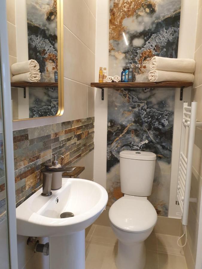 Beautiful Double En-Suite Room, Separate Entrance, Ilford, Central Line Gants Hill, Free Parking Exterior photo