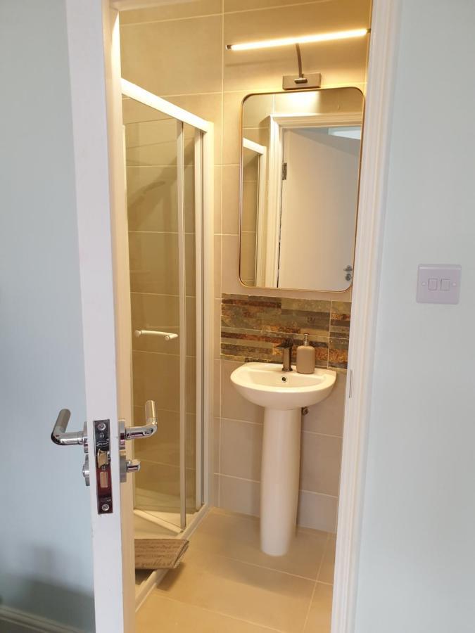 Beautiful Double En-Suite Room, Separate Entrance, Ilford, Central Line Gants Hill, Free Parking Exterior photo