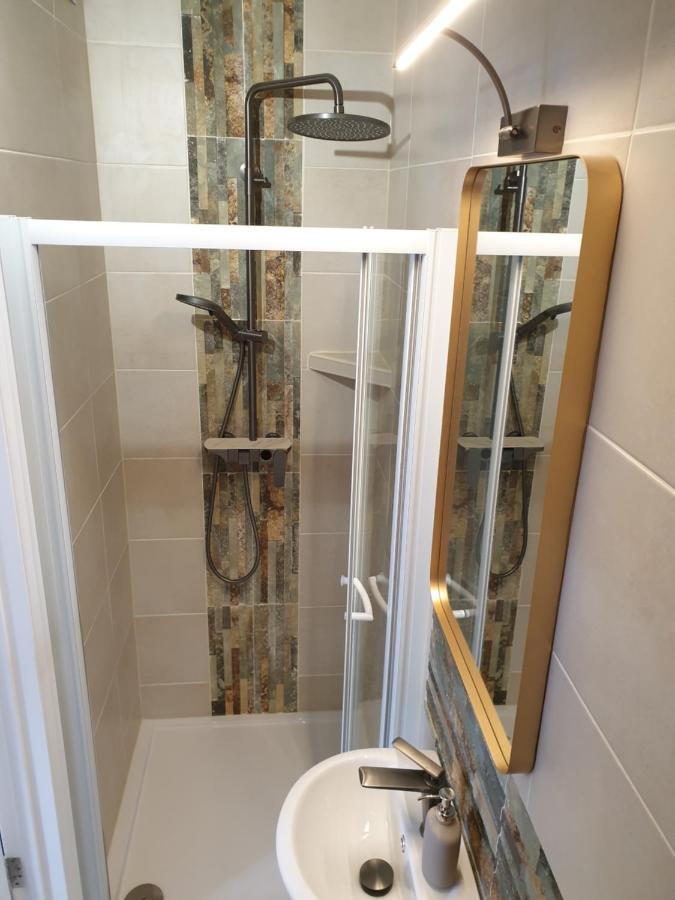 Beautiful Double En-Suite Room, Separate Entrance, Ilford, Central Line Gants Hill, Free Parking Exterior photo