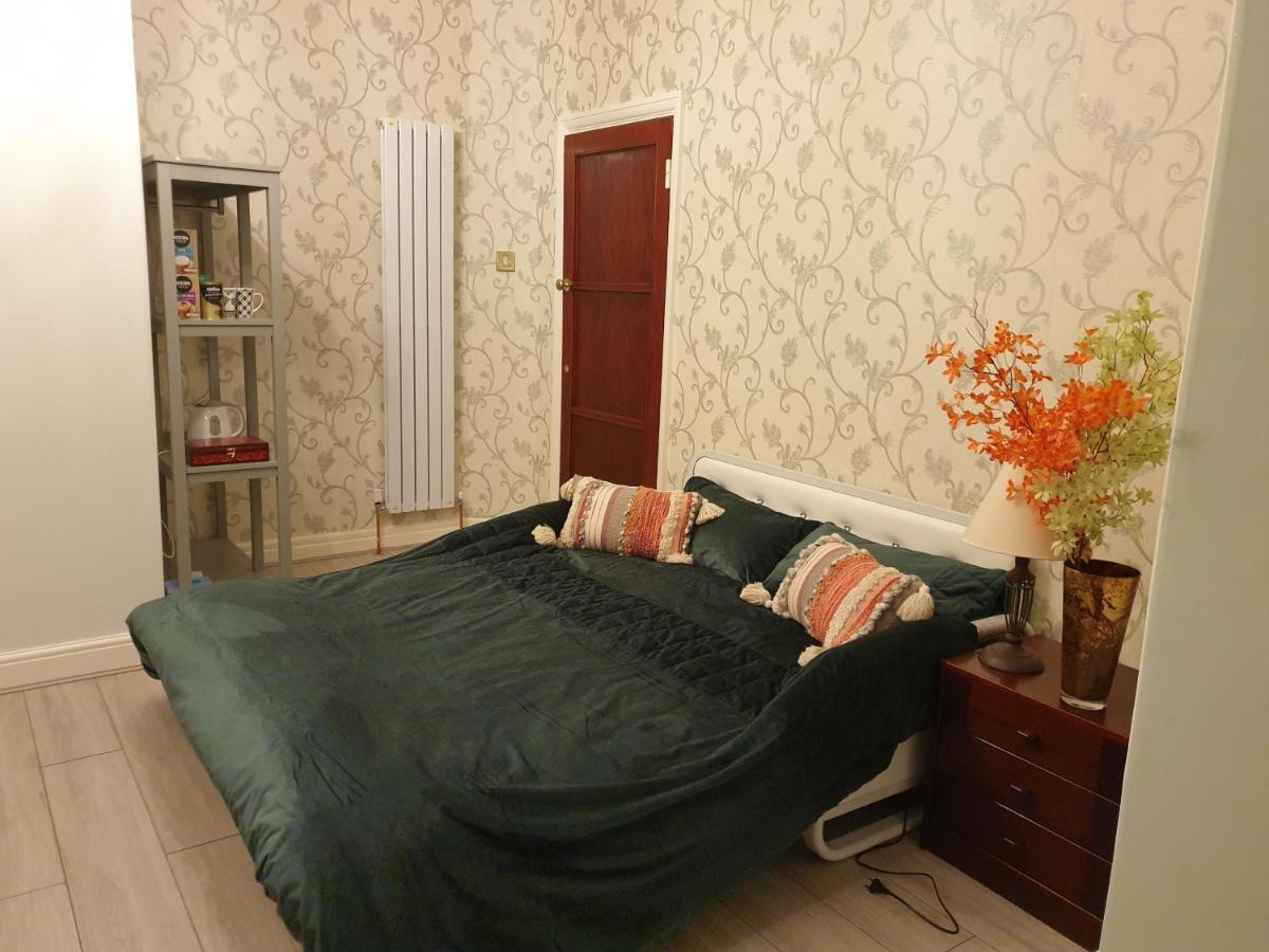 Beautiful Double En-Suite Room, Separate Entrance, Ilford, Central Line Gants Hill, Free Parking Exterior photo