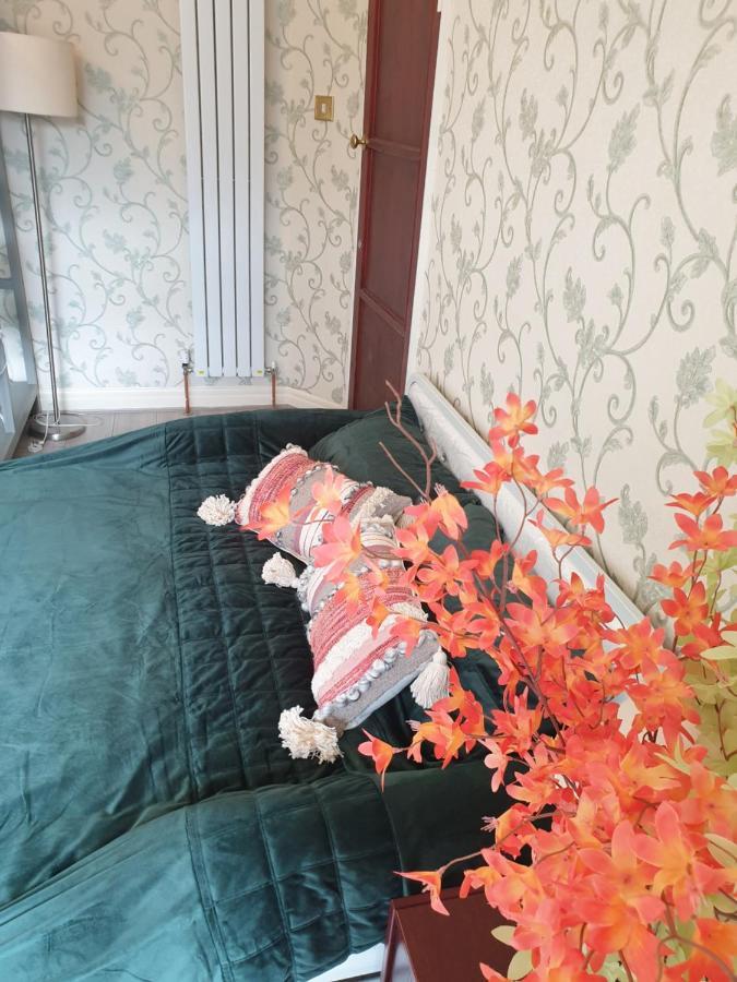 Beautiful Double En-Suite Room, Separate Entrance, Ilford, Central Line Gants Hill, Free Parking Exterior photo