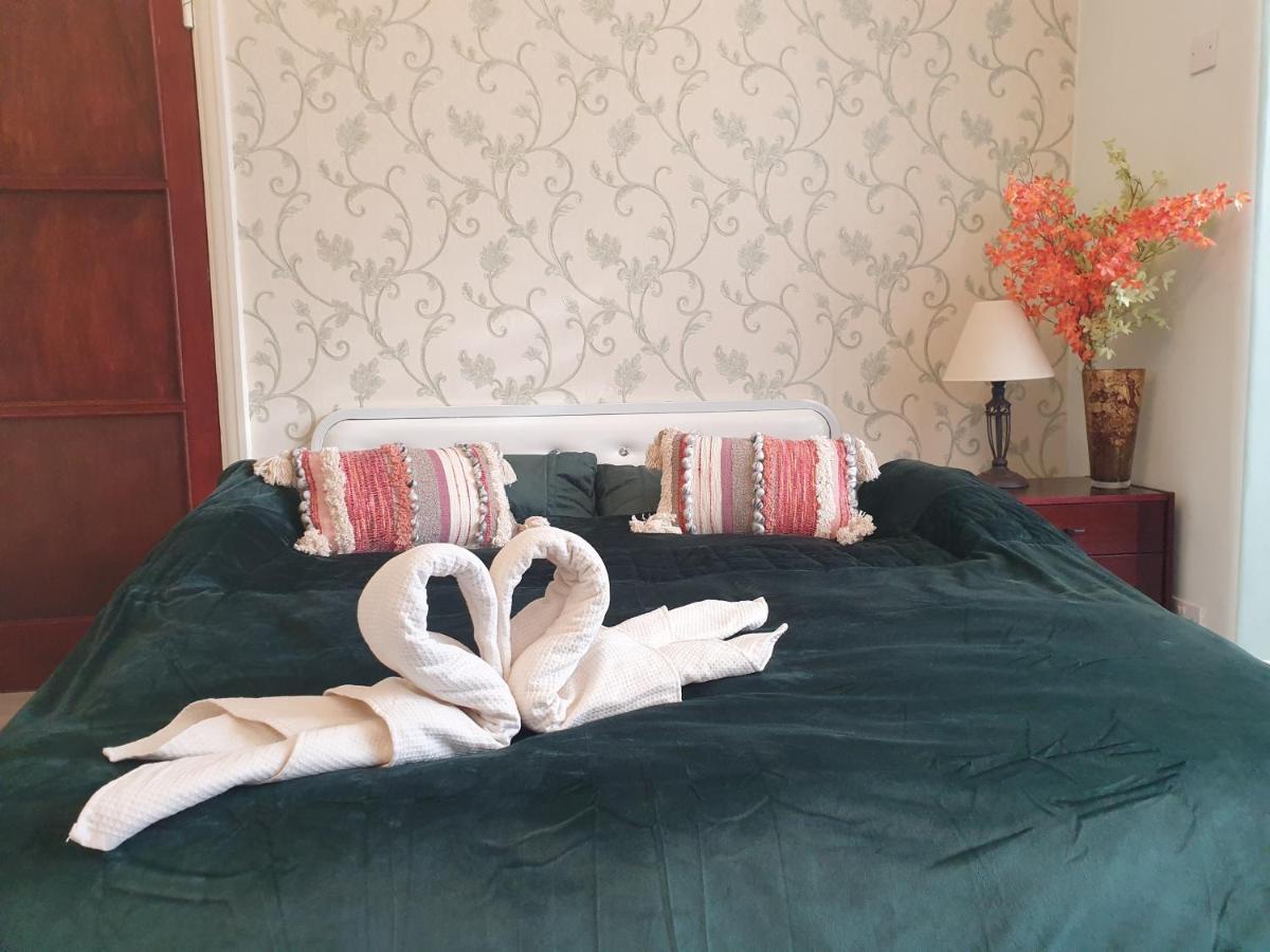 Beautiful Double En-Suite Room, Separate Entrance, Ilford, Central Line Gants Hill, Free Parking Exterior photo