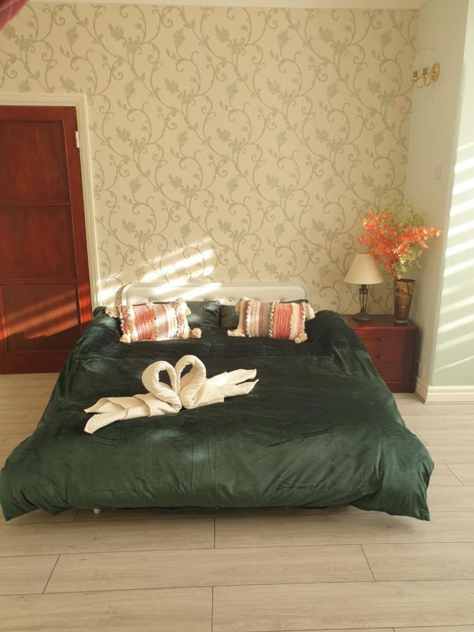 Beautiful Double En-Suite Room, Separate Entrance, Ilford, Central Line Gants Hill, Free Parking Exterior photo