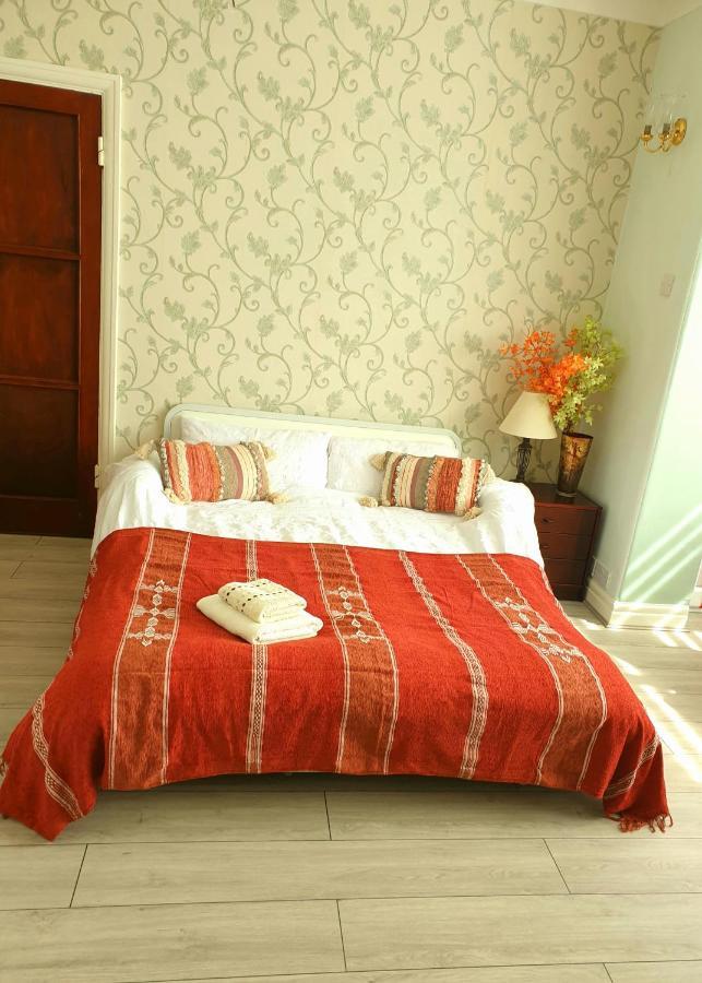 Beautiful Double En-Suite Room, Separate Entrance, Ilford, Central Line Gants Hill, Free Parking Exterior photo