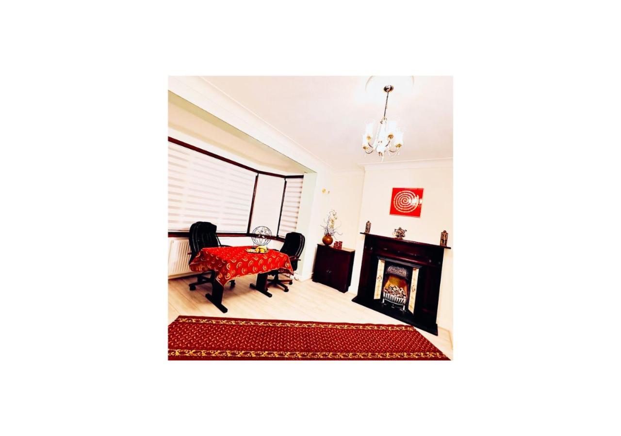Beautiful Double En-Suite Room, Separate Entrance, Ilford, Central Line Gants Hill, Free Parking Exterior photo